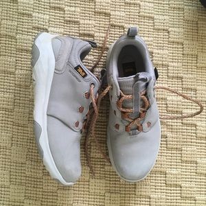 Teva hiking boots, gray size 5.5 fits 6 better